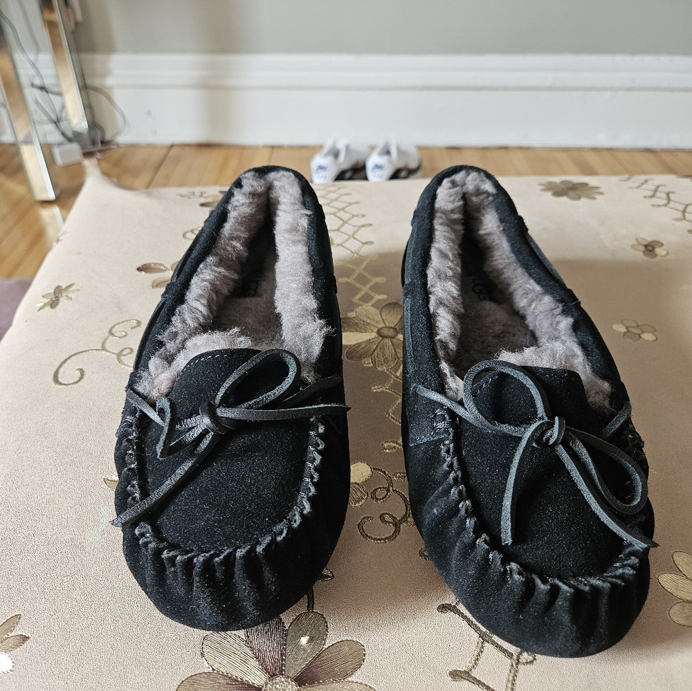 UGG  NWOB  Women's Dakota Fluff Black SIZE 7